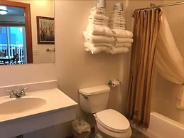 Longliner Lodge and Suites