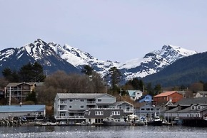 Longliner Lodge and Suites