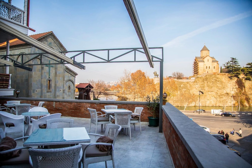 Aivani Hotel