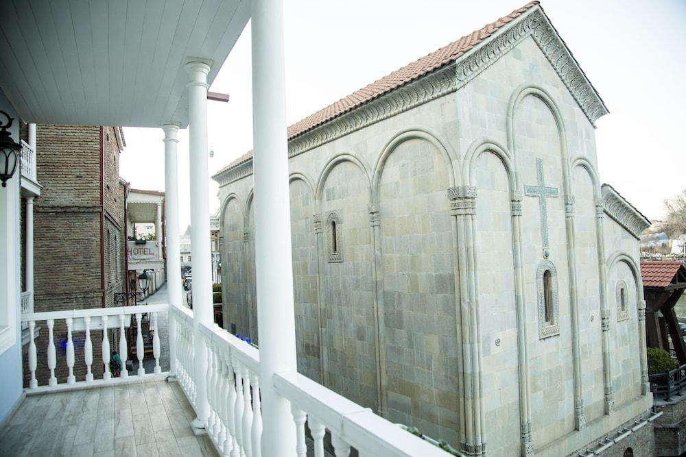 Aivani Hotel