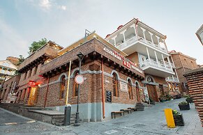 Aivani Hotel