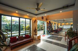 Golden Daisy Hotel