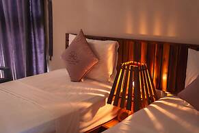 Golden Daisy Hotel