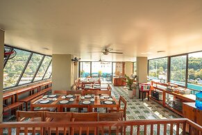 Golden Daisy Hotel