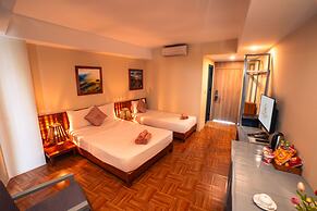 Golden Daisy Hotel