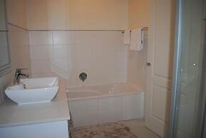 86 Edison Guest Lodge