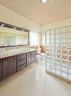 Privacy and comfort luxury 6 bedroom villa