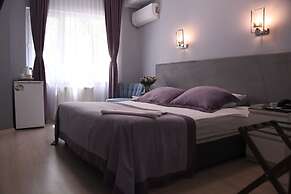A Hotels & Suites