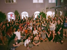 Whole Wide World Hostel & Bar