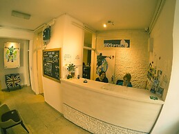 Whole Wide World Hostel & Bar