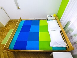 Whole Wide World Hostel & Bar