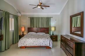 Villa with 4 Master Bedrooms w En-suite Bathrooms
