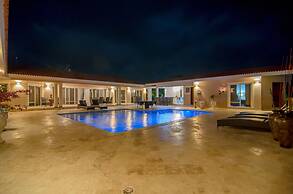 Villa with 4 Master Bedrooms w En-suite Bathrooms