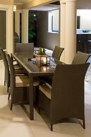 Villa with 4 Master Bedrooms w En-suite Bathrooms