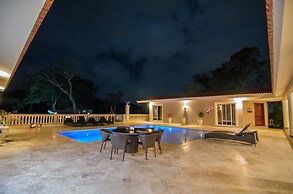 Villa with 4 Master Bedrooms w En-suite Bathrooms
