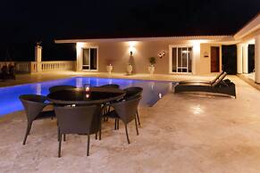 Villa with 4 Master Bedrooms w En-suite Bathrooms