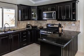 Villa with 4 Master Bedrooms w En-suite Bathrooms