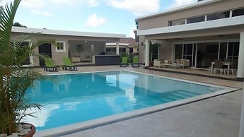 New six bedroom with BBQ and large pool