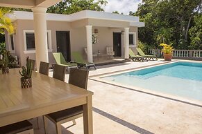 New six bedroom with BBQ and large pool