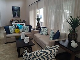 New six bedroom with BBQ and large pool