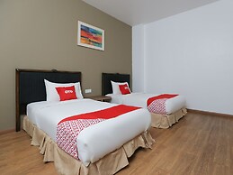 OYO 89915 East Mount Hotel