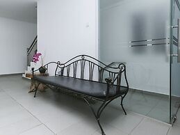 OYO 89915 East Mount Hotel