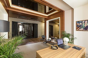 Dominic Smart & Luxury Suites Parliament