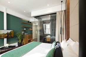 Dominic Smart & Luxury Suites Parliament