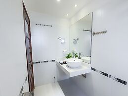 Cherry Hotel 1