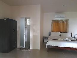 Pranee Beach Bungalows