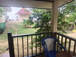 Pranee Beach Bungalows