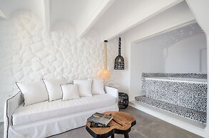 Cyano Suites