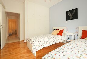 Cosy & Bright 2 Bedroom Apartment in Koukaki