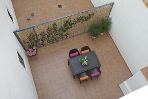 SingularStays Mar44