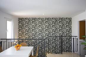 SingularStays Mar44