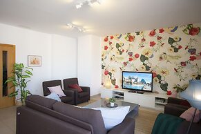 SingularStays Mar44