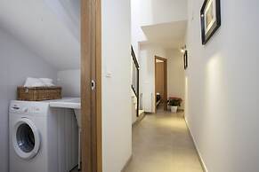 SingularStays Mar44