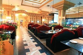 13 Coins Ngamwongwan Hotel