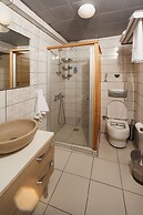 Iola Hotel