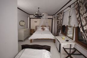 Iola Hotel