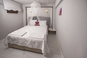 Iola Hotel