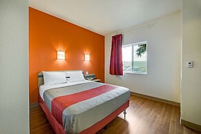 Motel 6 Brampton, ON - Toronto