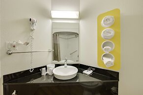 Motel 6 Brampton, ON - Toronto