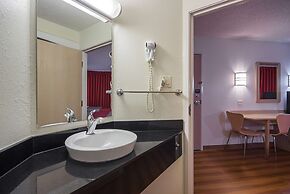 Motel 6 Whitby, ON - Toronto East