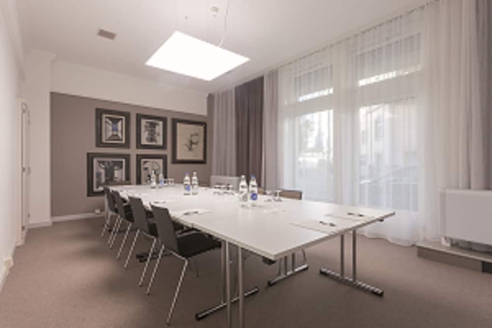 EMA House Hotel Suites