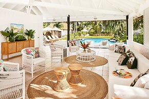 Motu Beachfront Art Villas