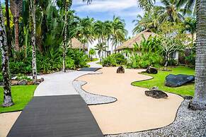 Motu Beachfront Art Villas