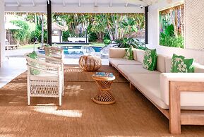 Motu Beachfront Art Villas