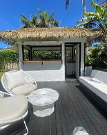 Motu Beachfront Art Villas