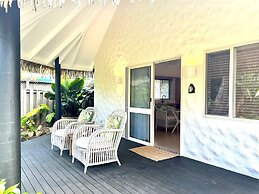 Motu Beachfront Art Villas